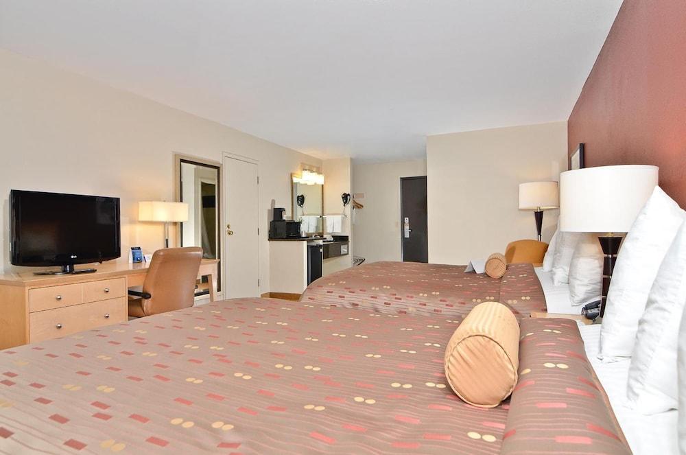 Clackamas Inn And Suites Экстерьер фото