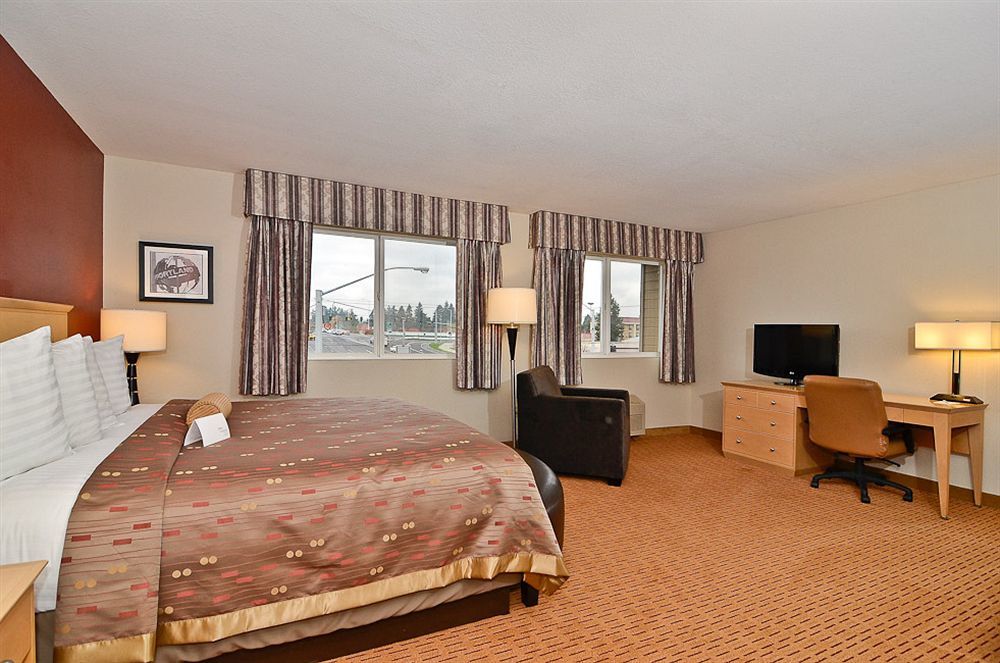 Clackamas Inn And Suites Экстерьер фото