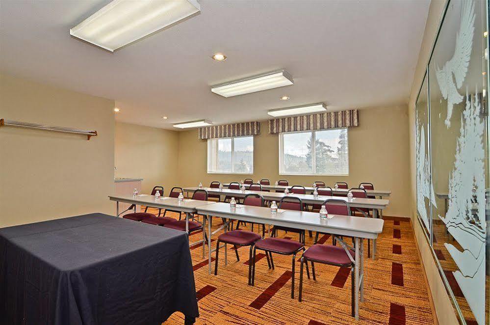 Clackamas Inn And Suites Экстерьер фото