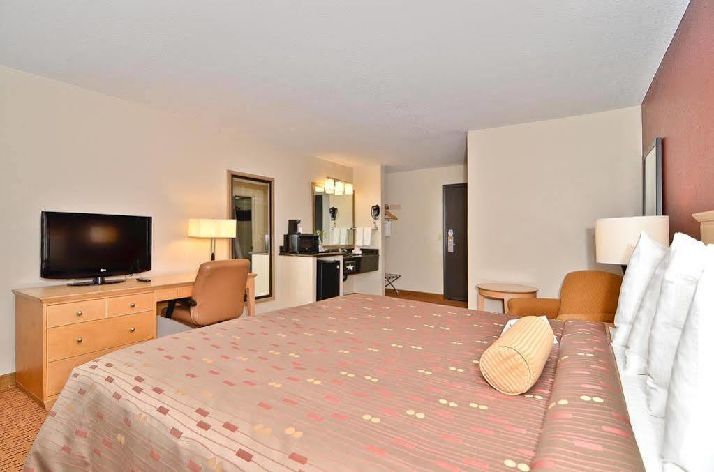 Clackamas Inn And Suites Экстерьер фото