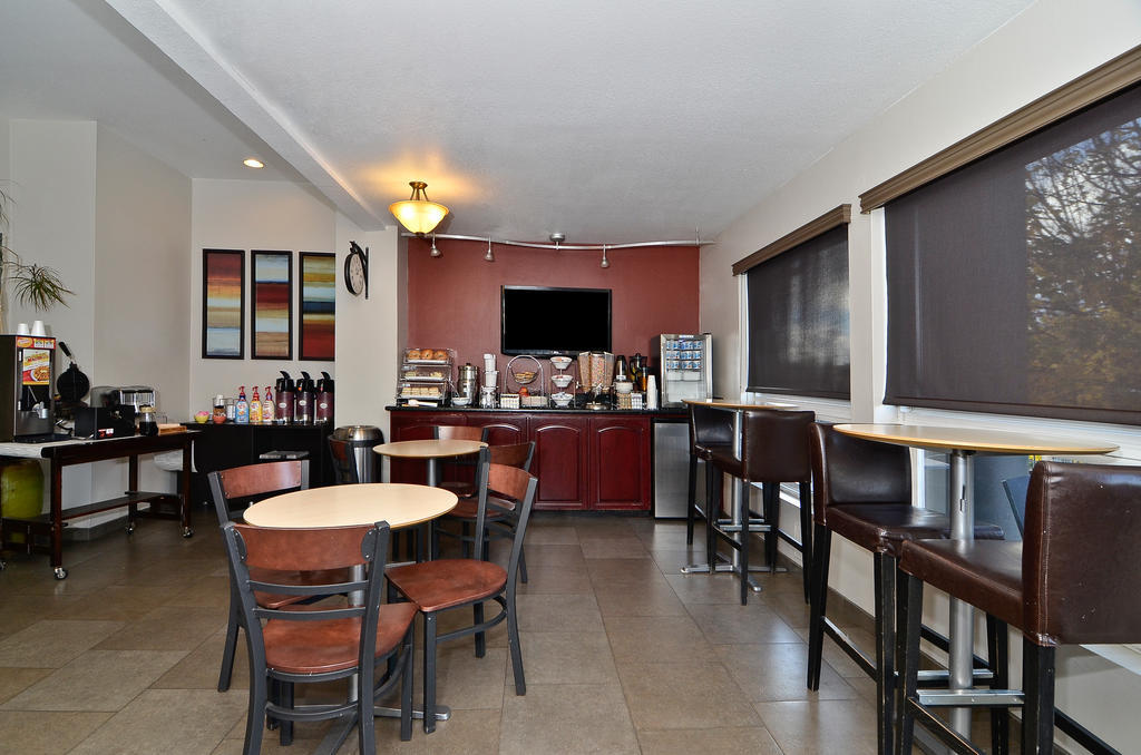 Clackamas Inn And Suites Экстерьер фото