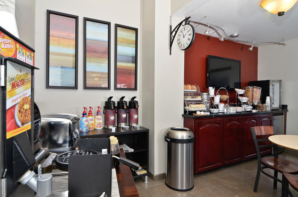 Clackamas Inn And Suites Экстерьер фото