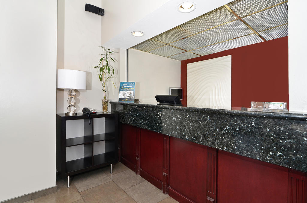Clackamas Inn And Suites Экстерьер фото