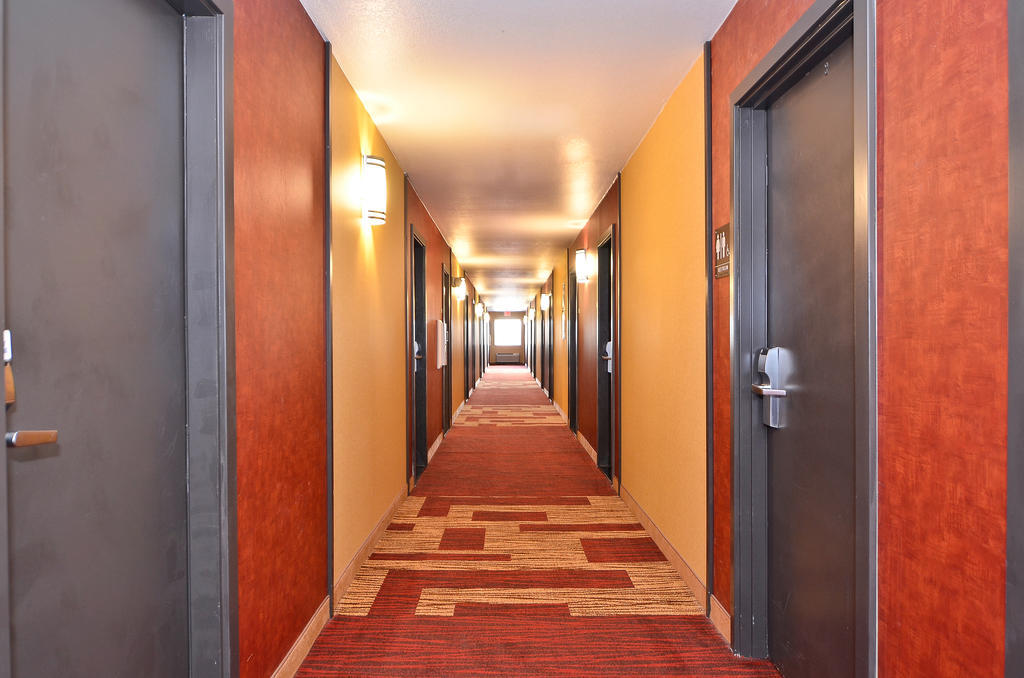 Clackamas Inn And Suites Экстерьер фото